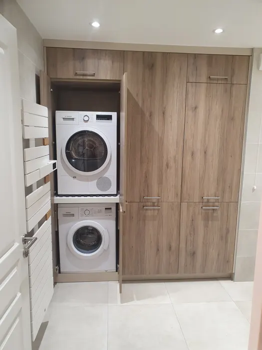 Buanderie aménagée sur mesure avec colonnes lave-linge