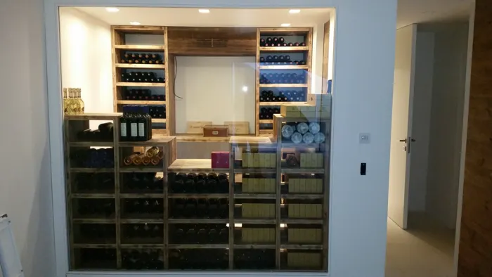 Cave à vin aménagée sur mesure en bois
