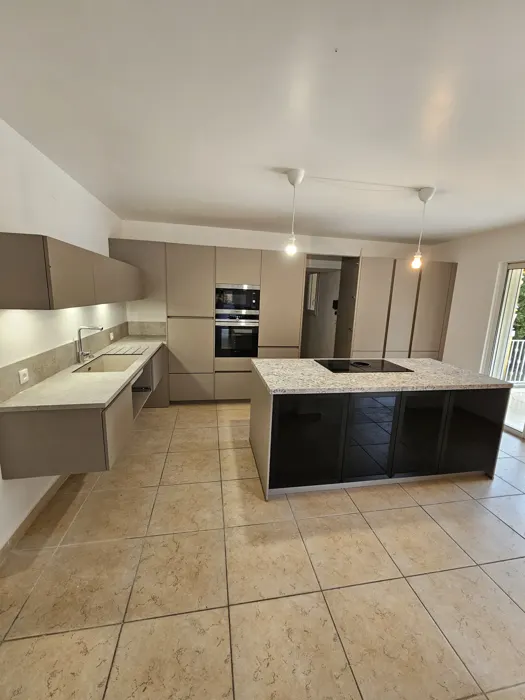 Cuisine équipée sur mesure dans un appartement à Fréjus