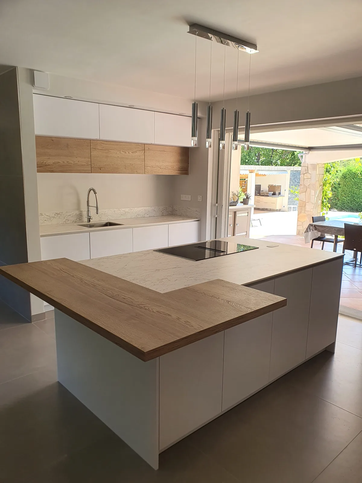 Cuisine sur mesure avec îlot central en bois &middot; menuiserie Fréjus