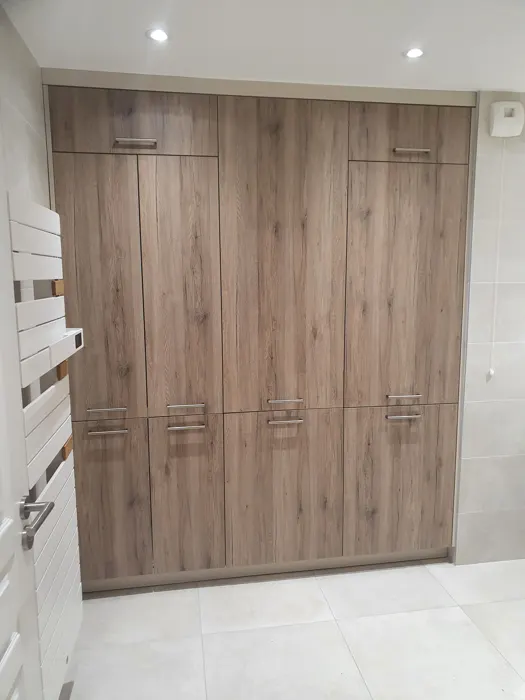 Placards en bois sur mesure du sol au plafond