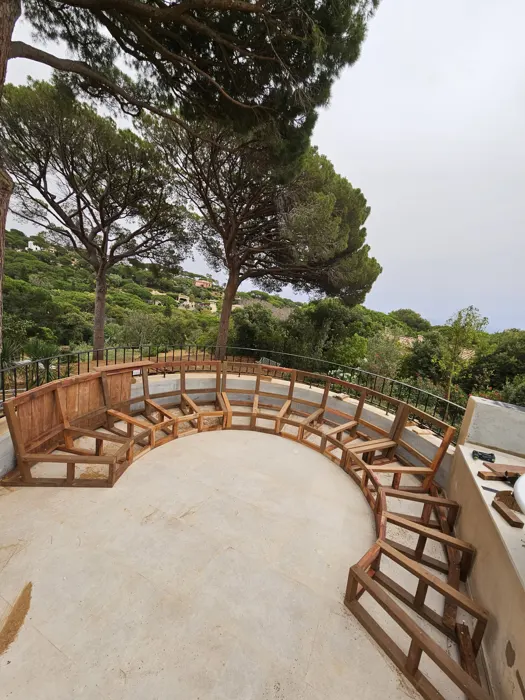 Fabrication d'une banquette de terrasse en bois &middot; chantier