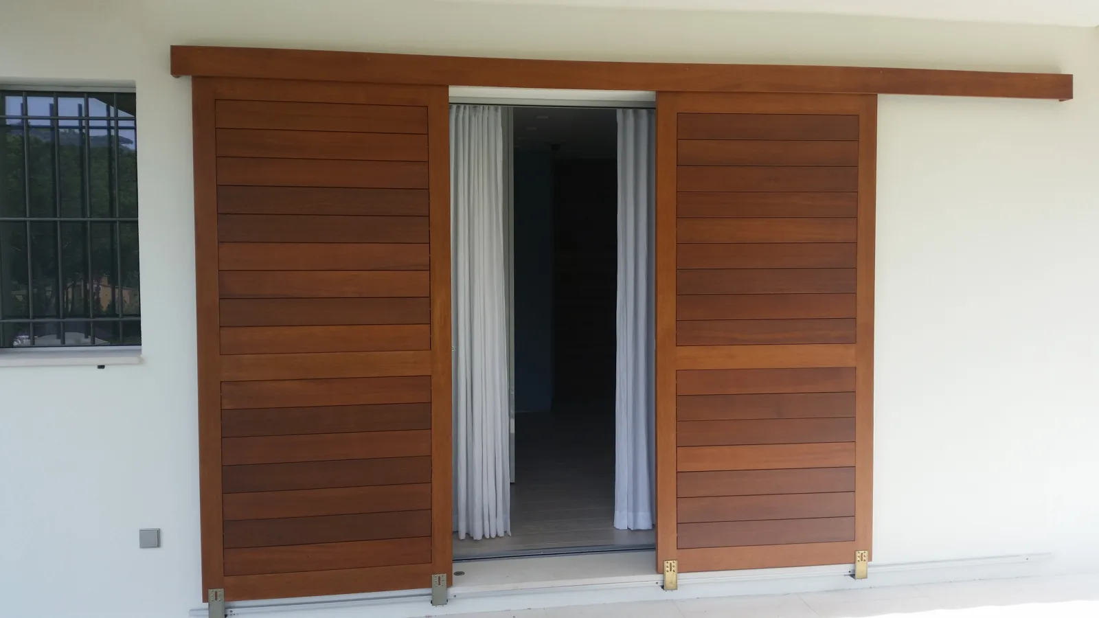 Volets coulissants en bois sur mesure &middot; Var